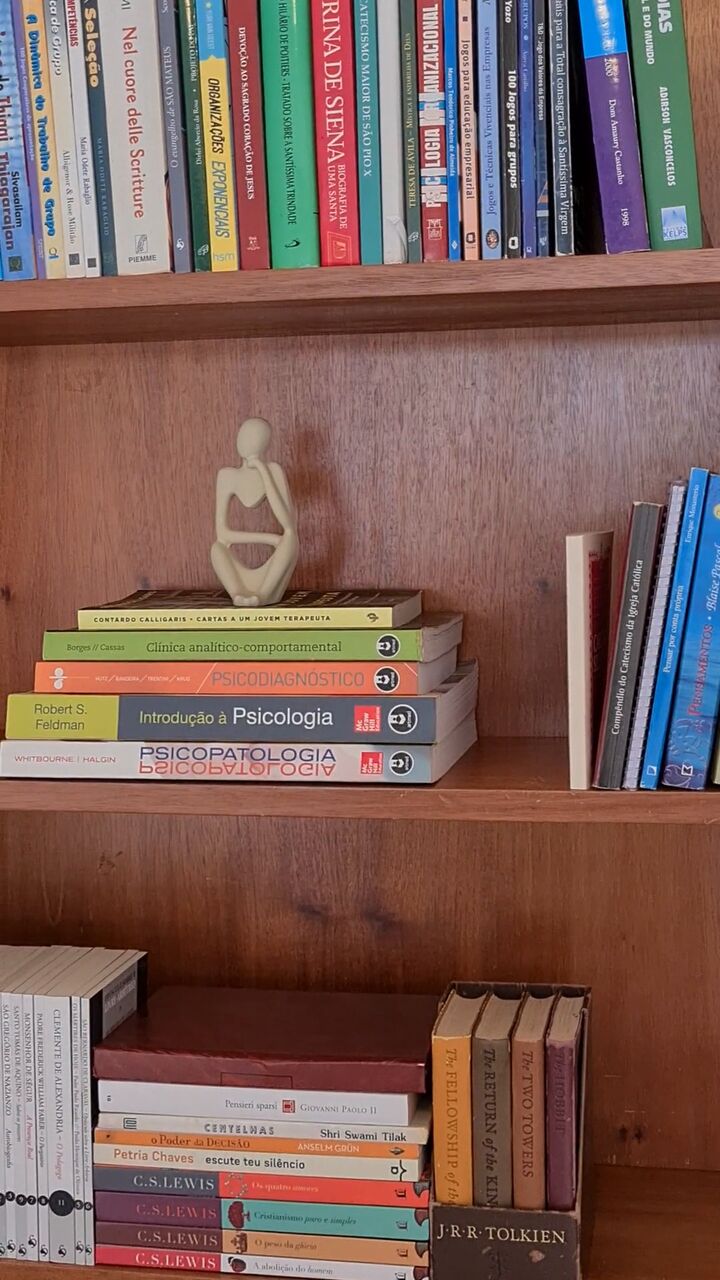 Estante com livros de psicologia