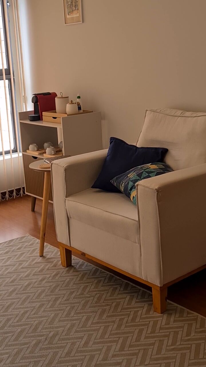 Poltrona e mesa de apoio na sala de atendimento